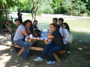 ırmak kenarında piknik