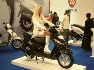 motosiklet fuarında sarışın